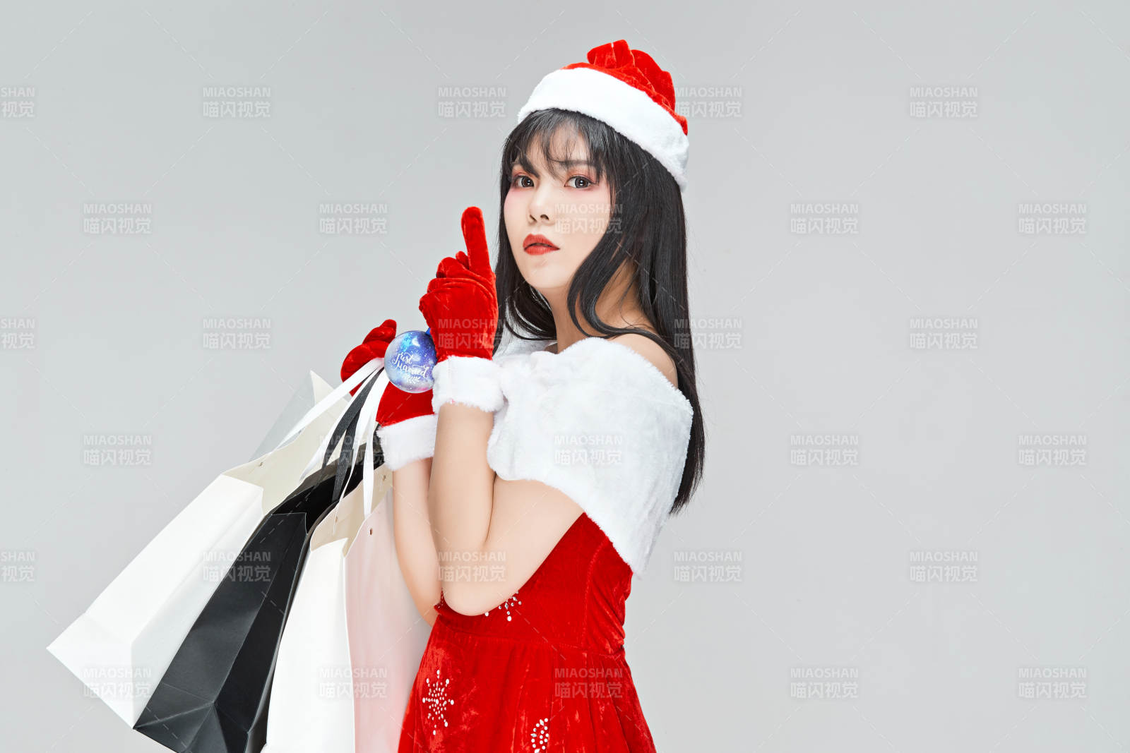 身穿圣誕服飾手提購物袋性感可愛的圣誕女郎