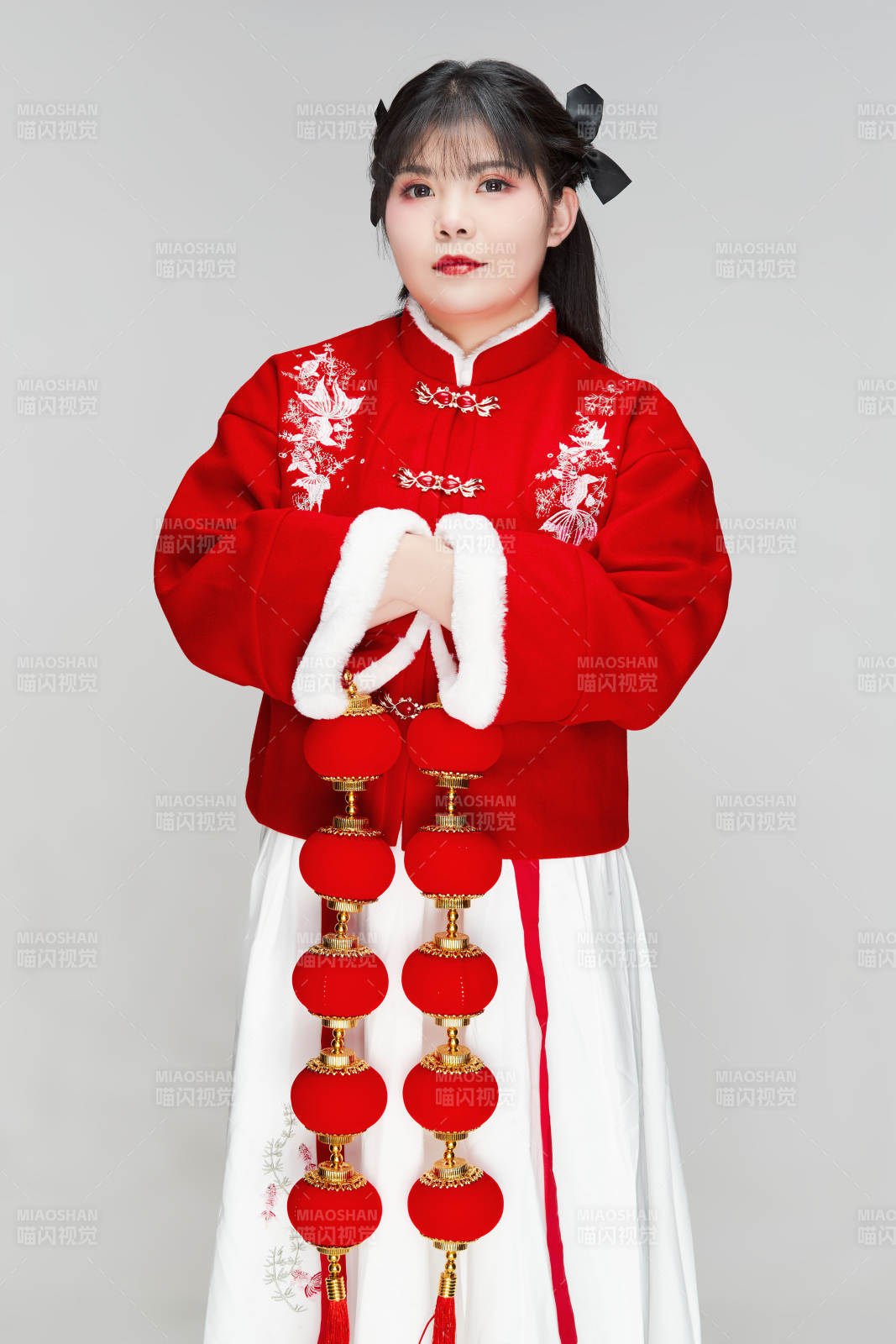 手提红灯笼身穿喜庆汉服的可爱少女
