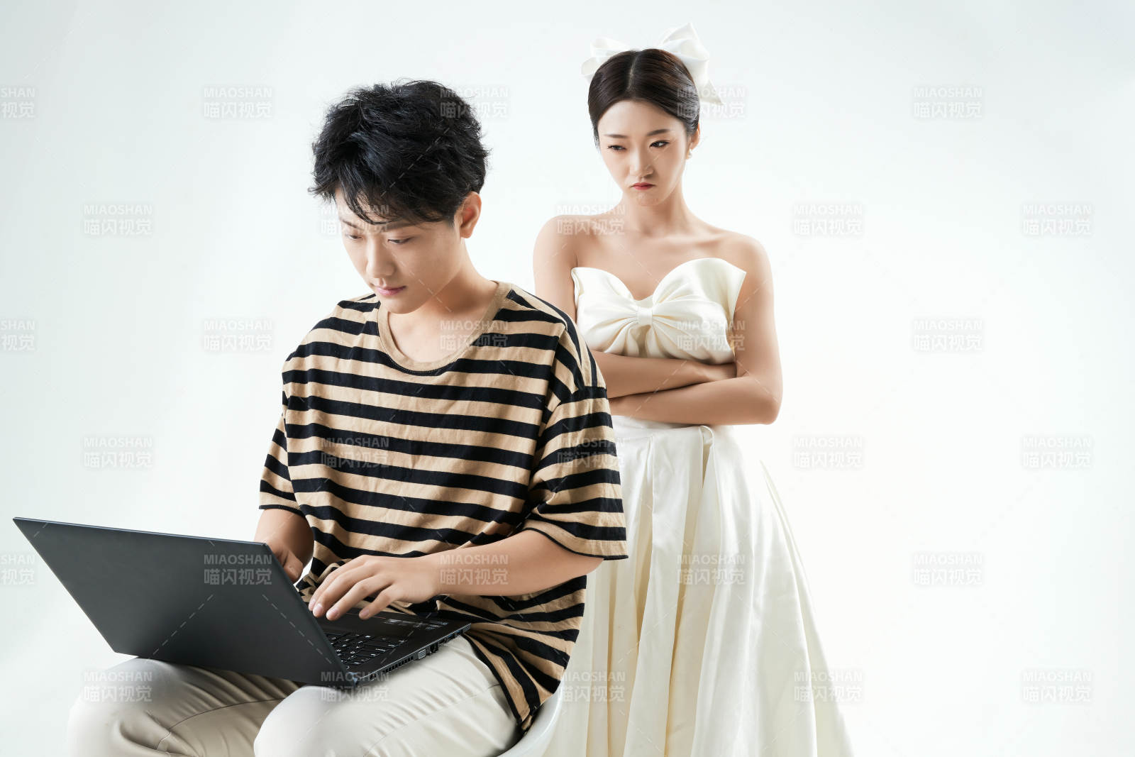 沉浸在網絡戀愛世界的青年男女