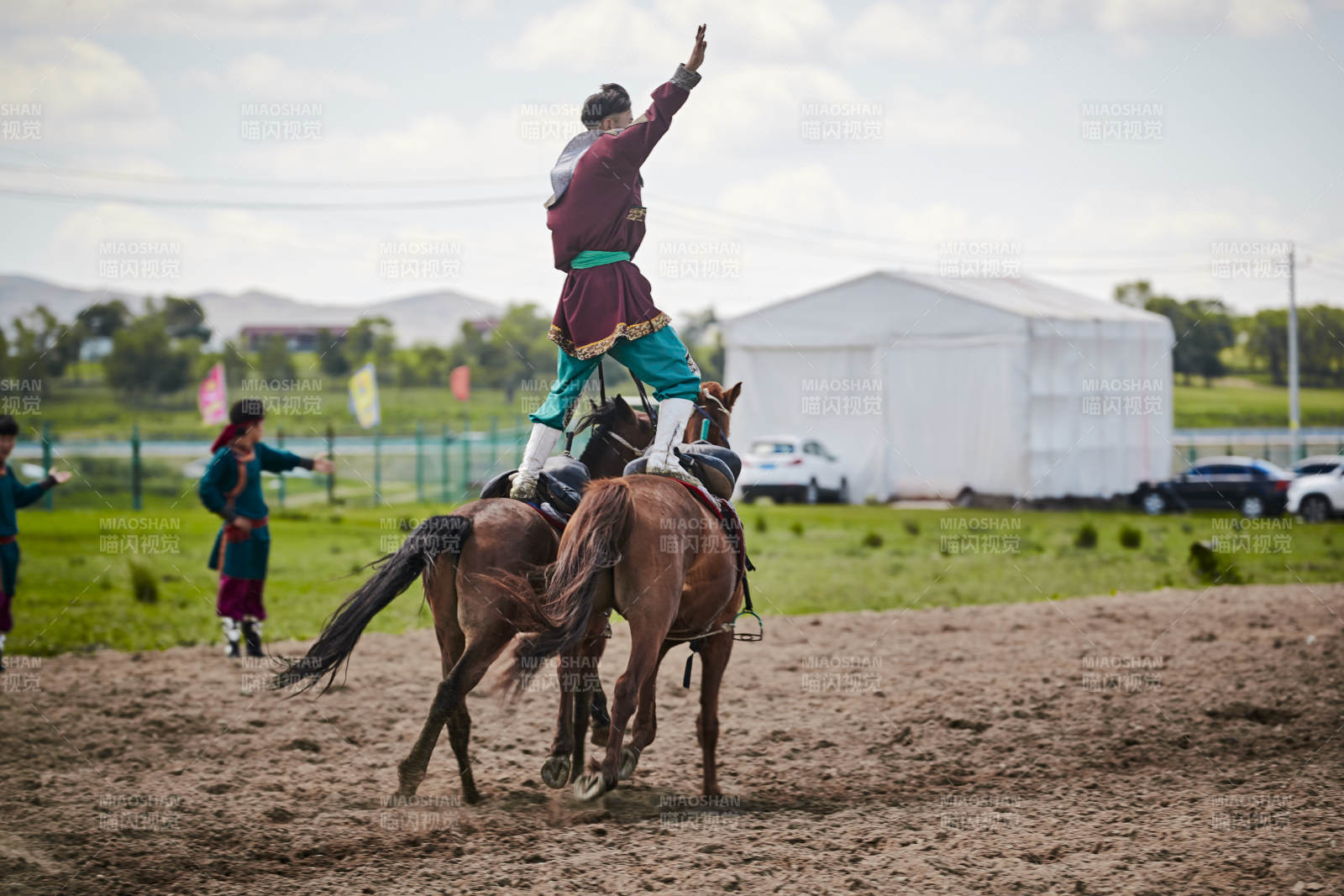 河北省沽源縣庫倫淖爾景區(qū)的蒙古馬術(shù)表演