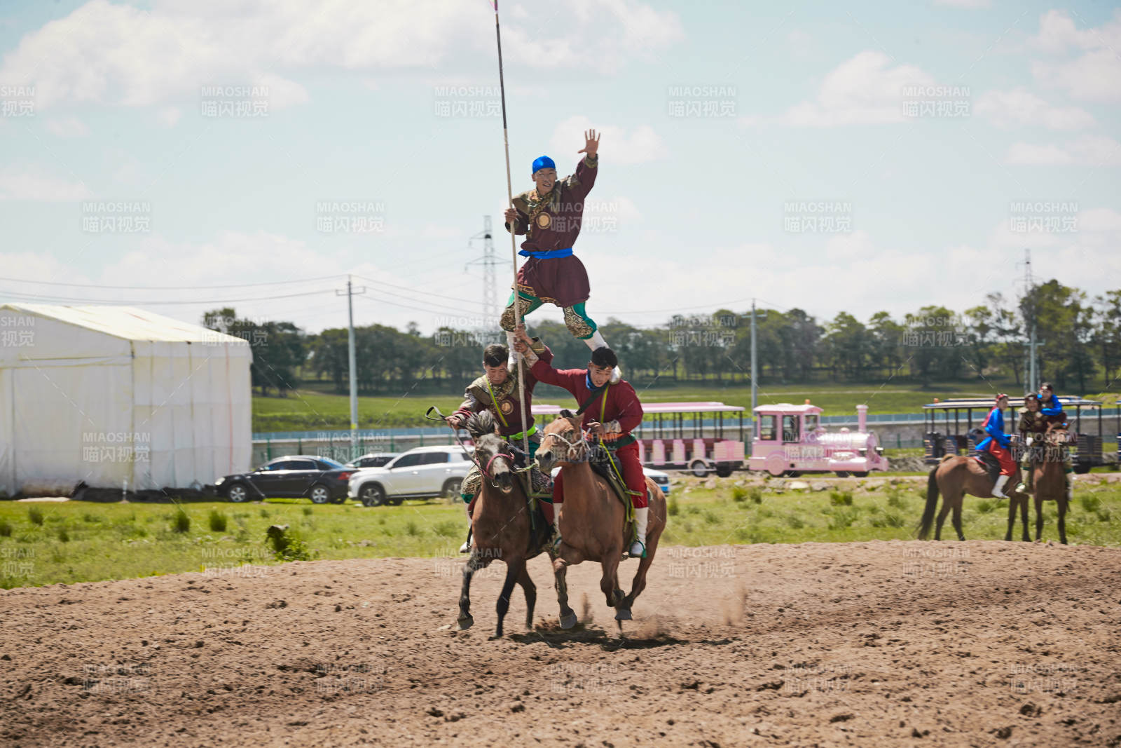 河北省沽源縣庫倫淖爾景區(qū)的蒙古馬術(shù)表演