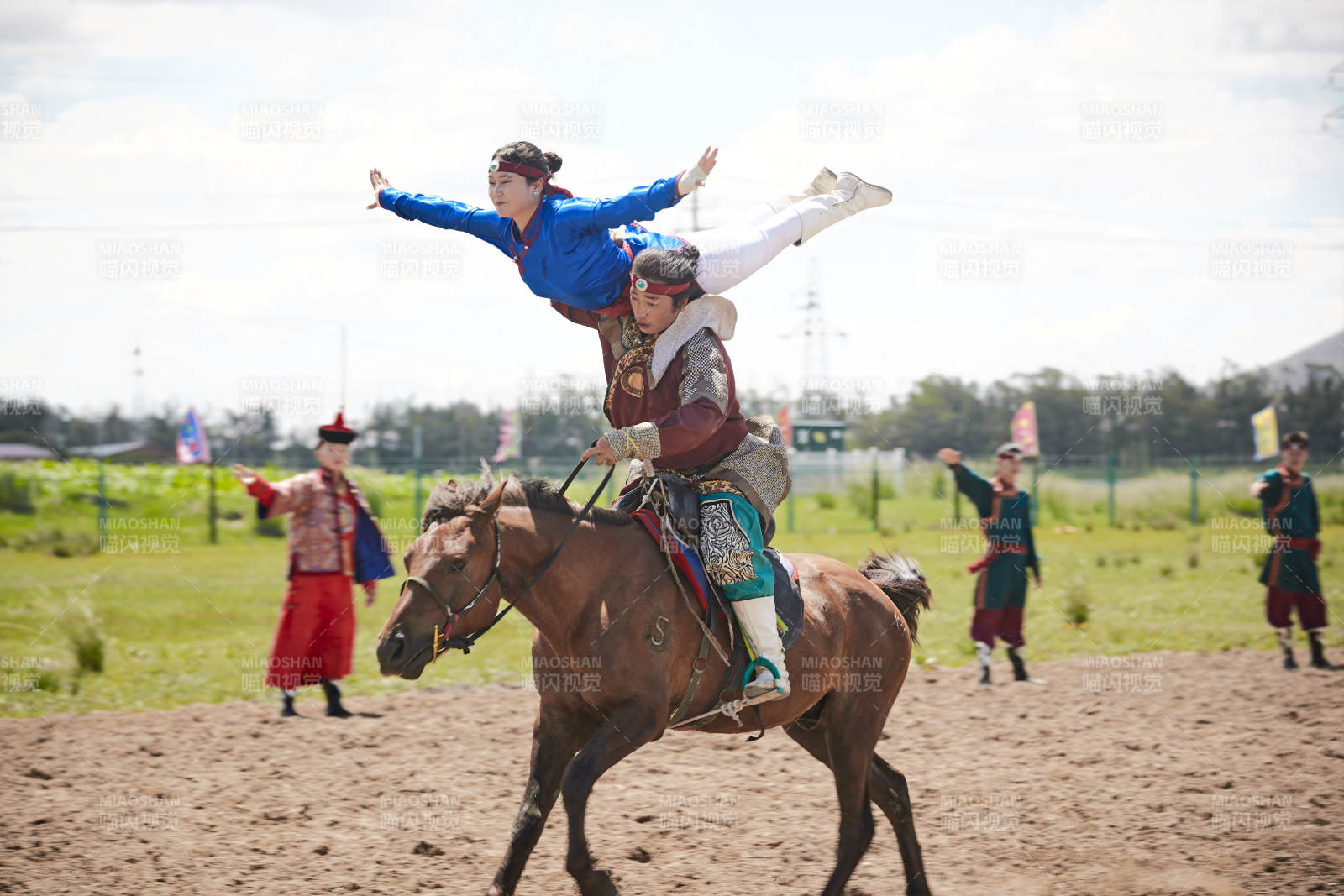 河北省沽源縣庫倫淖爾景區(qū)的蒙古馬術(shù)表演