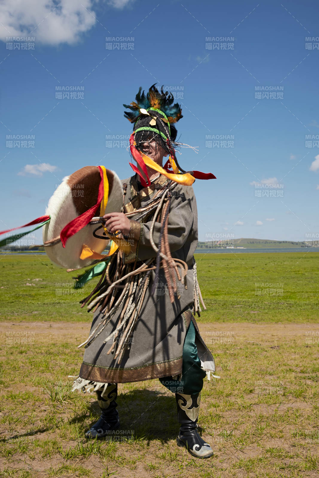 草原上的蒙古薩滿祭祀表演的舞蹈舞者