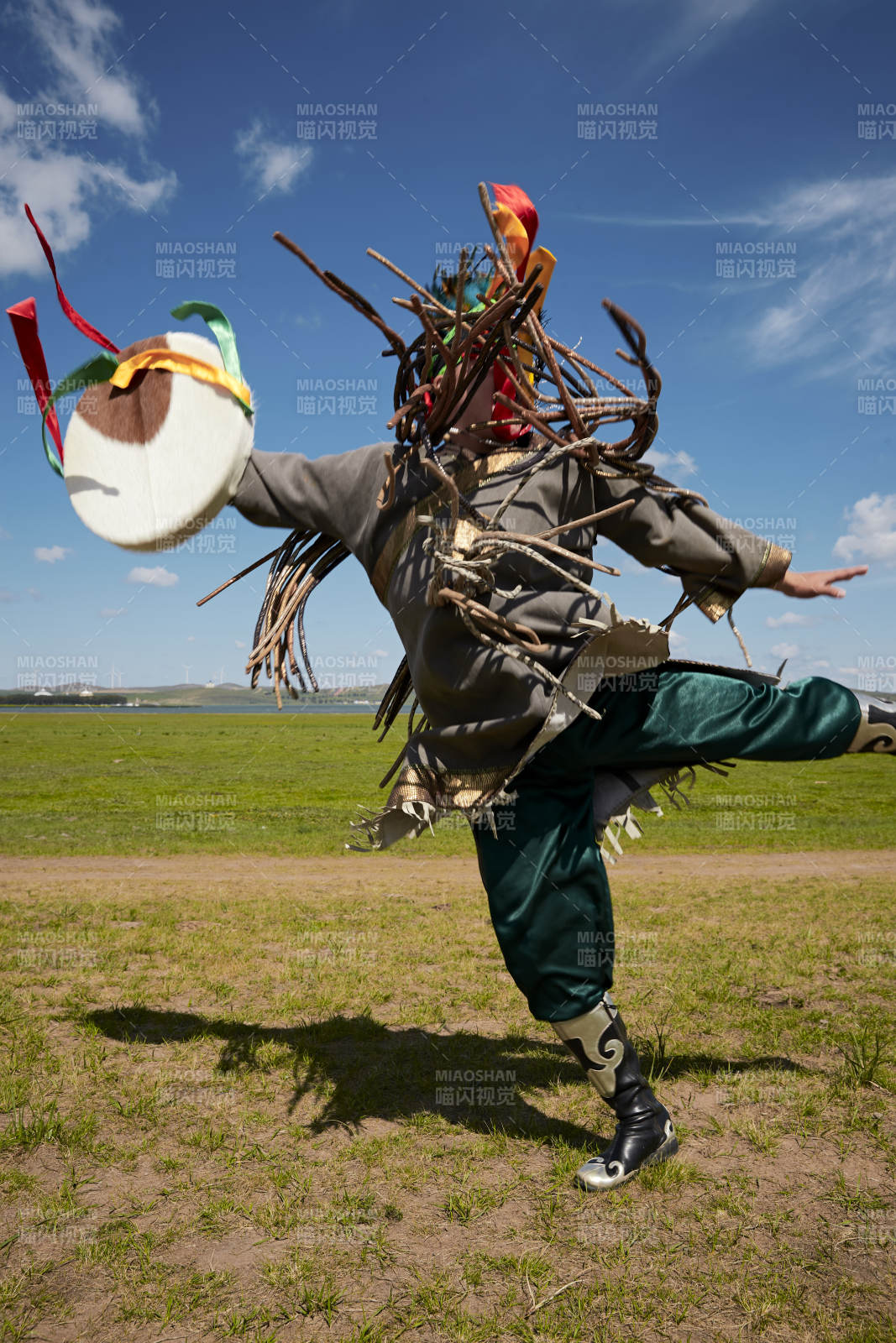 草原上的蒙古薩滿祭祀表演的舞蹈舞者