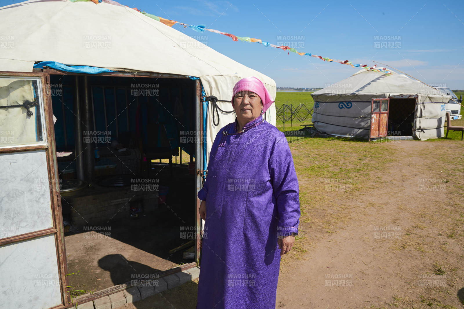 站在蒙古包前的蒙古族中老年女性