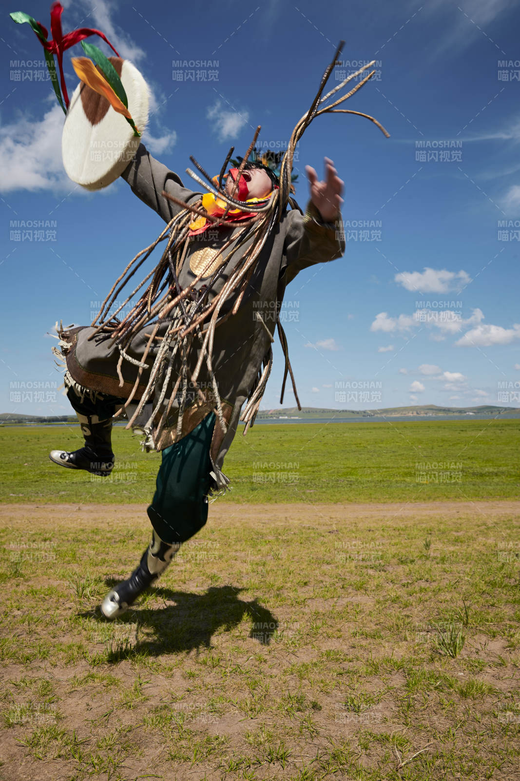 草原上的蒙古薩滿祭祀表演的舞蹈舞者