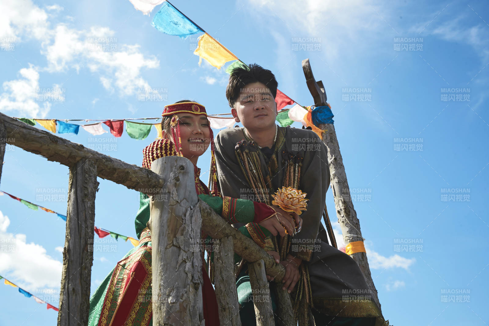 草原敖包上的蒙族小情侶