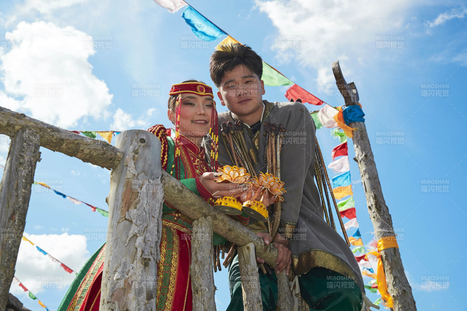 草原敖包上的蒙族小情侶