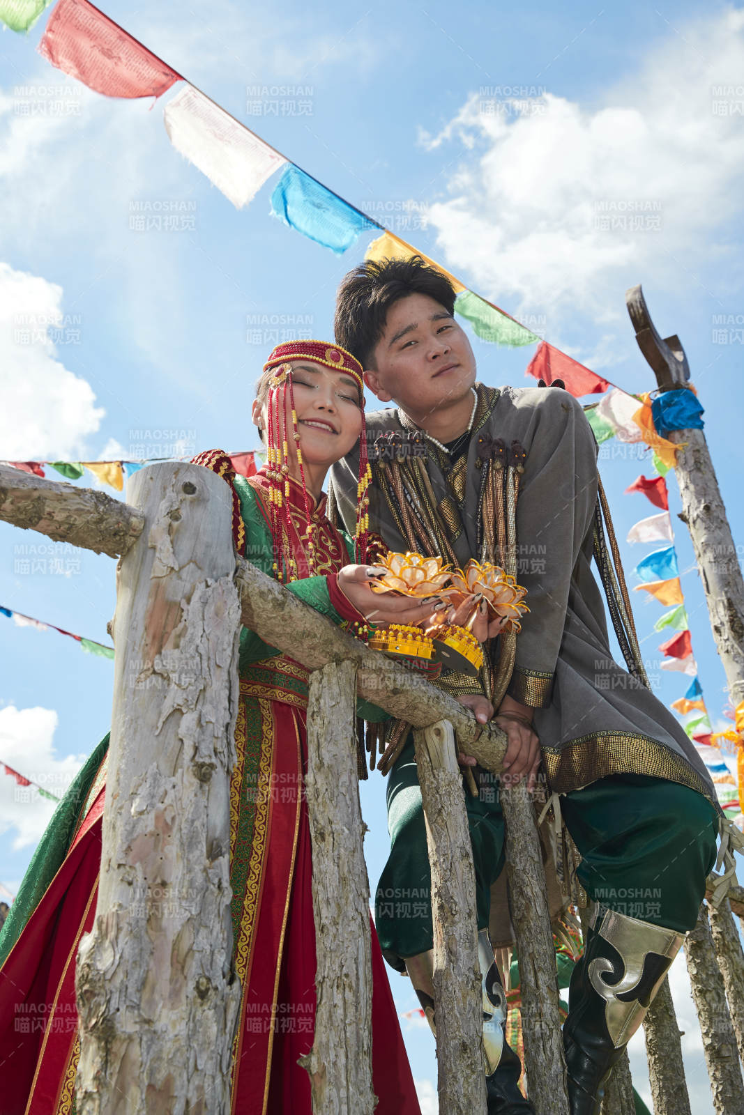 草原敖包上的蒙族小情侶