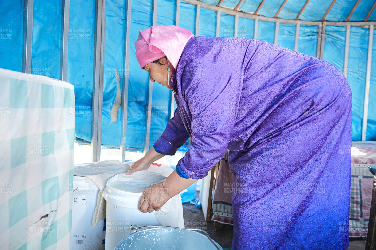 在蒙古包內用傳統工藝熬煮制作奶豆腐過程