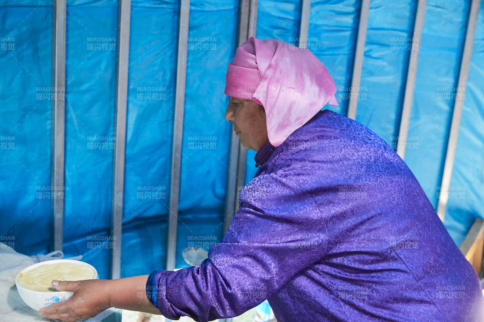 在蒙古包內用傳統工藝熬煮制作奶豆腐過程