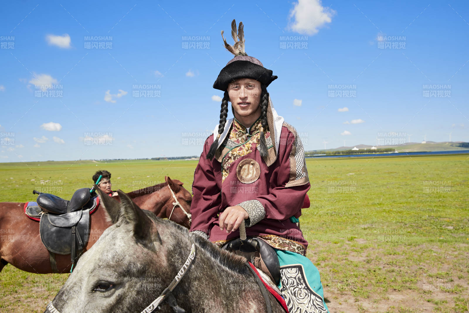 草原那達慕大會上騎著馬的蒙古演員
