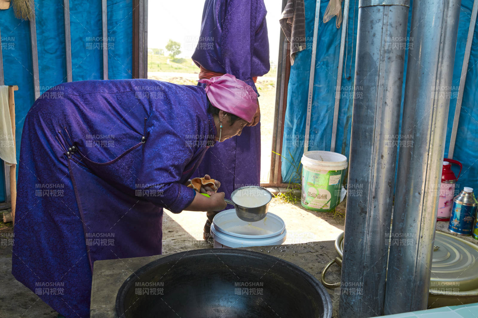 在蒙古包內用傳統工藝熬煮制作奶豆腐過程