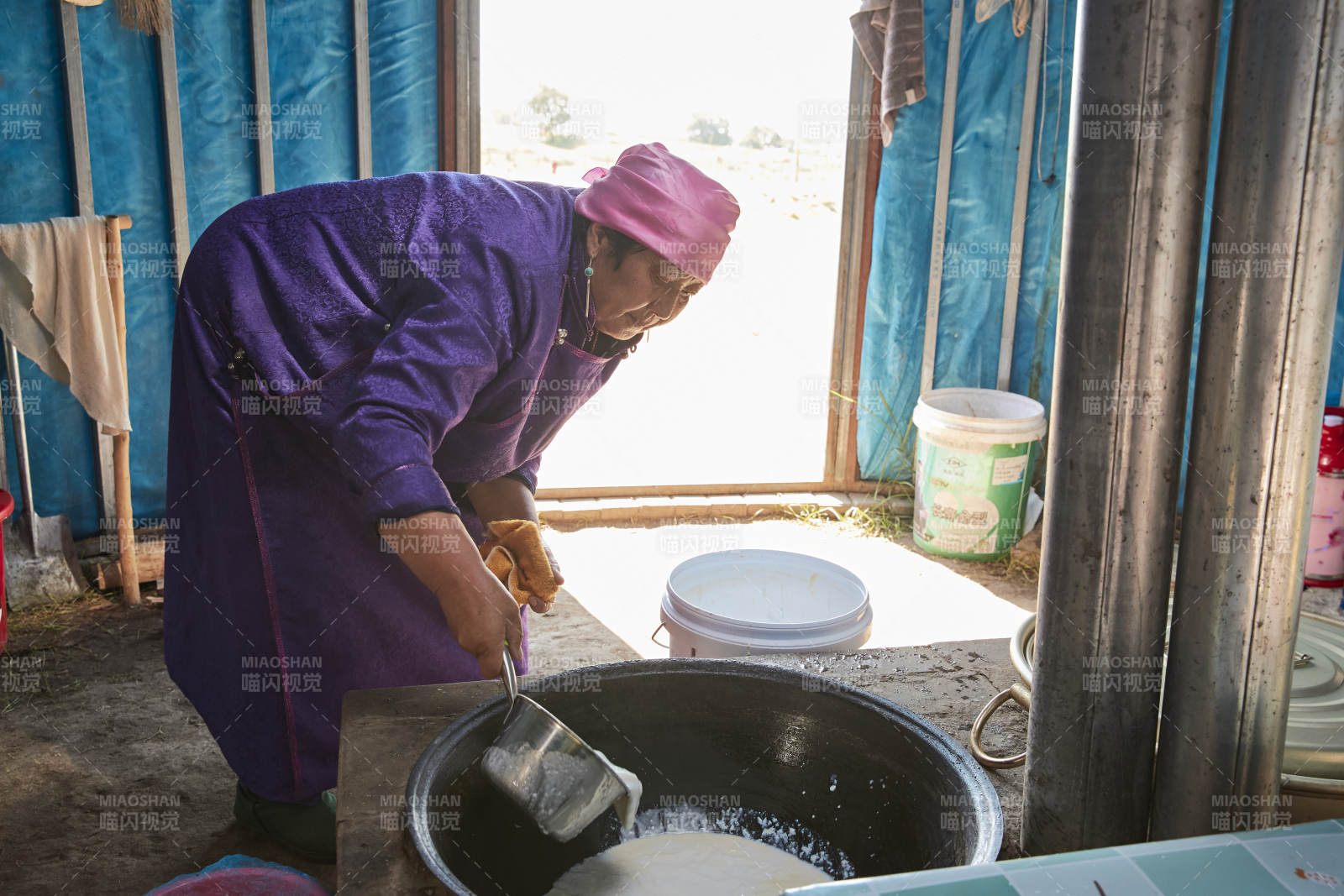 在蒙古包内用传统工艺熬煮制作奶豆腐过程