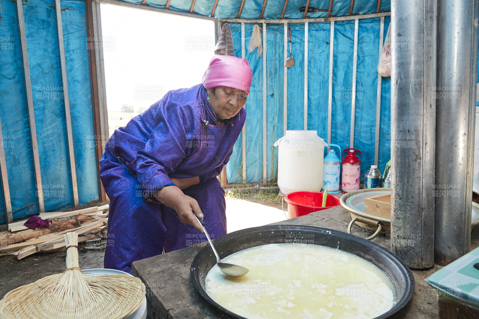 在蒙古包內用傳統工藝熬煮制作奶豆腐過程