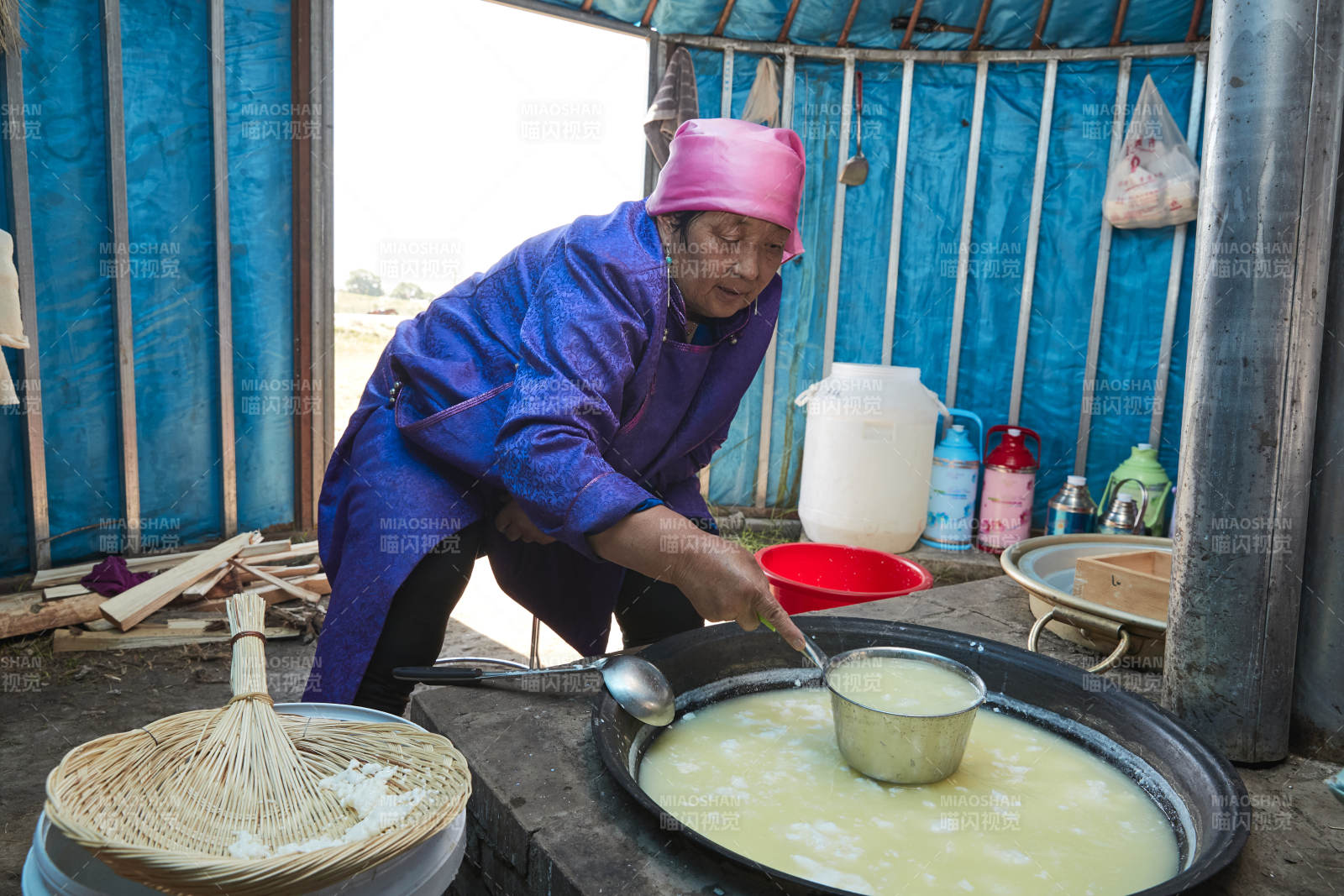 在蒙古包内用传统工艺熬煮制作奶豆腐过程