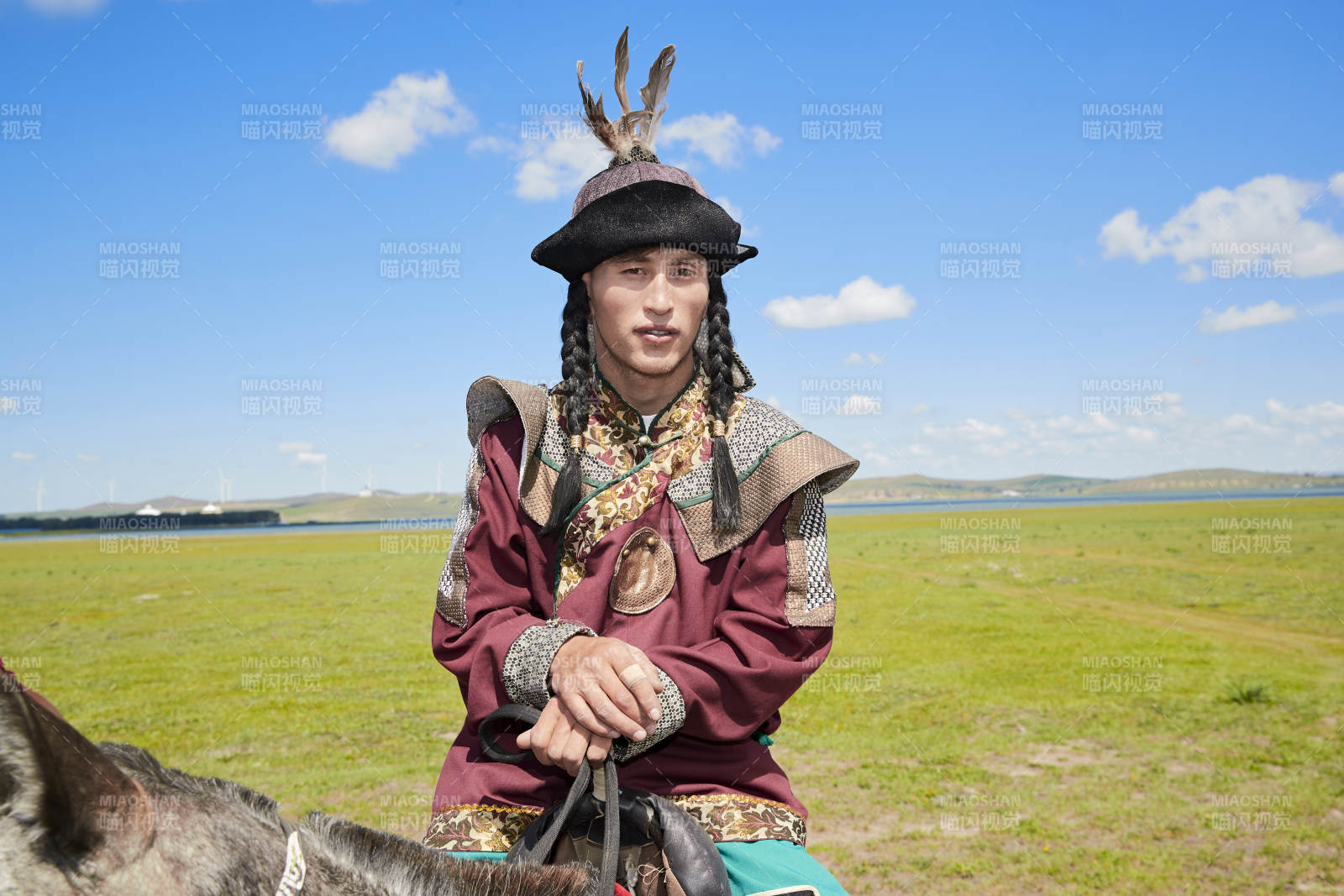 草原那達慕大會上騎著馬的蒙古演員