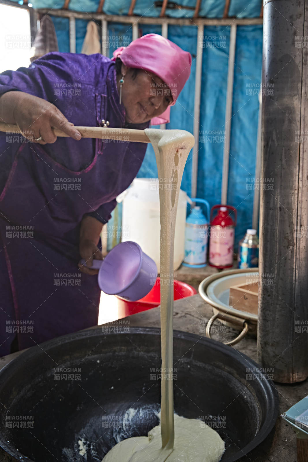 在蒙古包內用傳統工藝熬煮制作奶豆腐過程