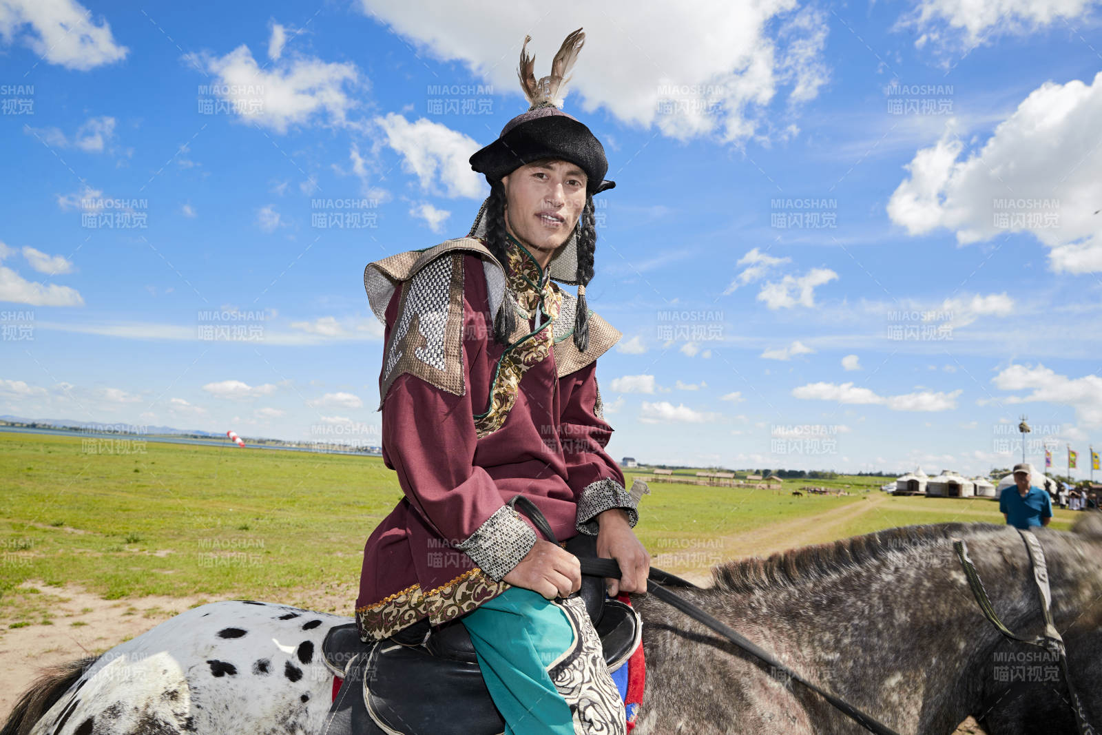 草原那达慕大会上骑着马的蒙古演员