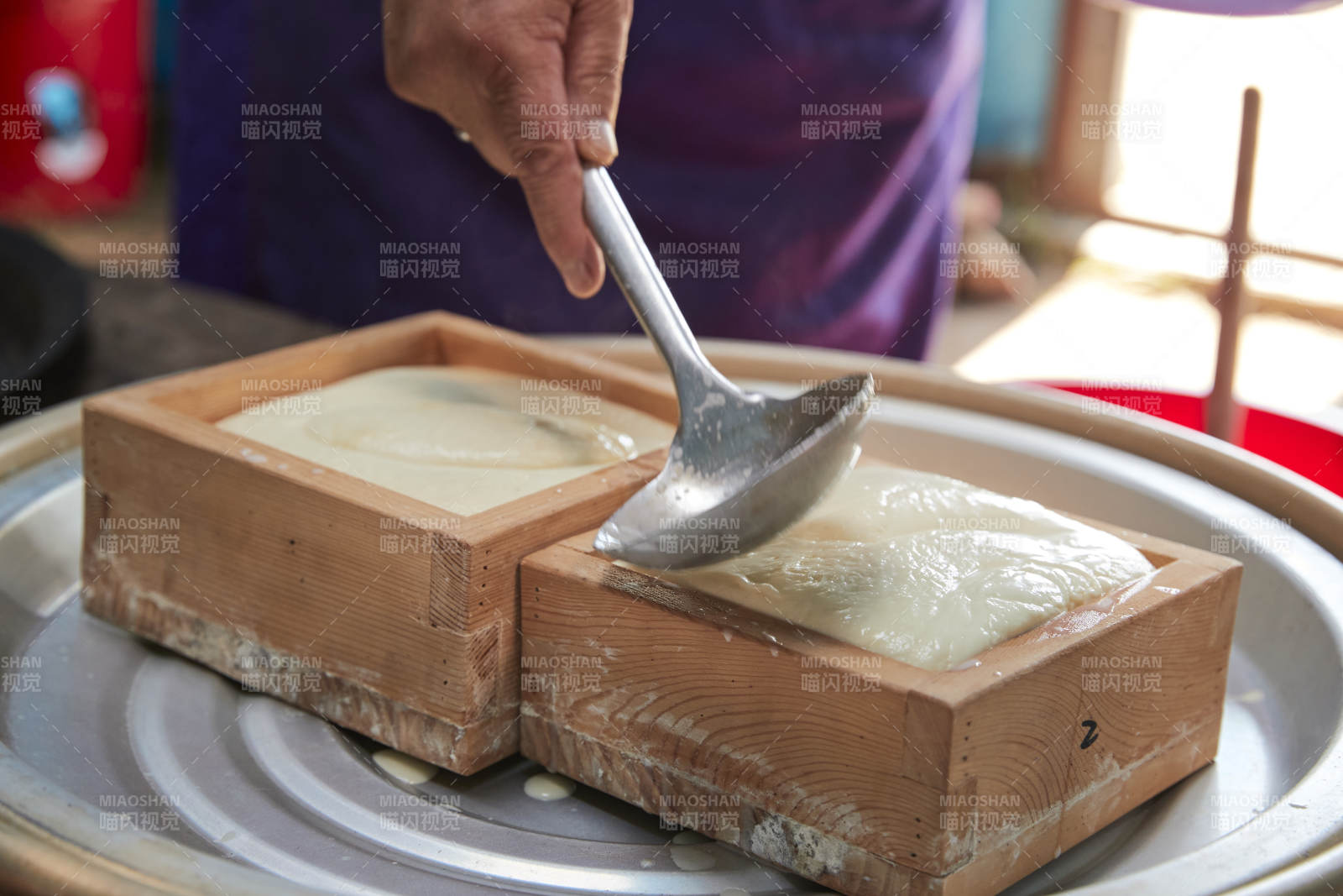 在蒙古包內用傳統工藝熬煮制作奶豆腐過程