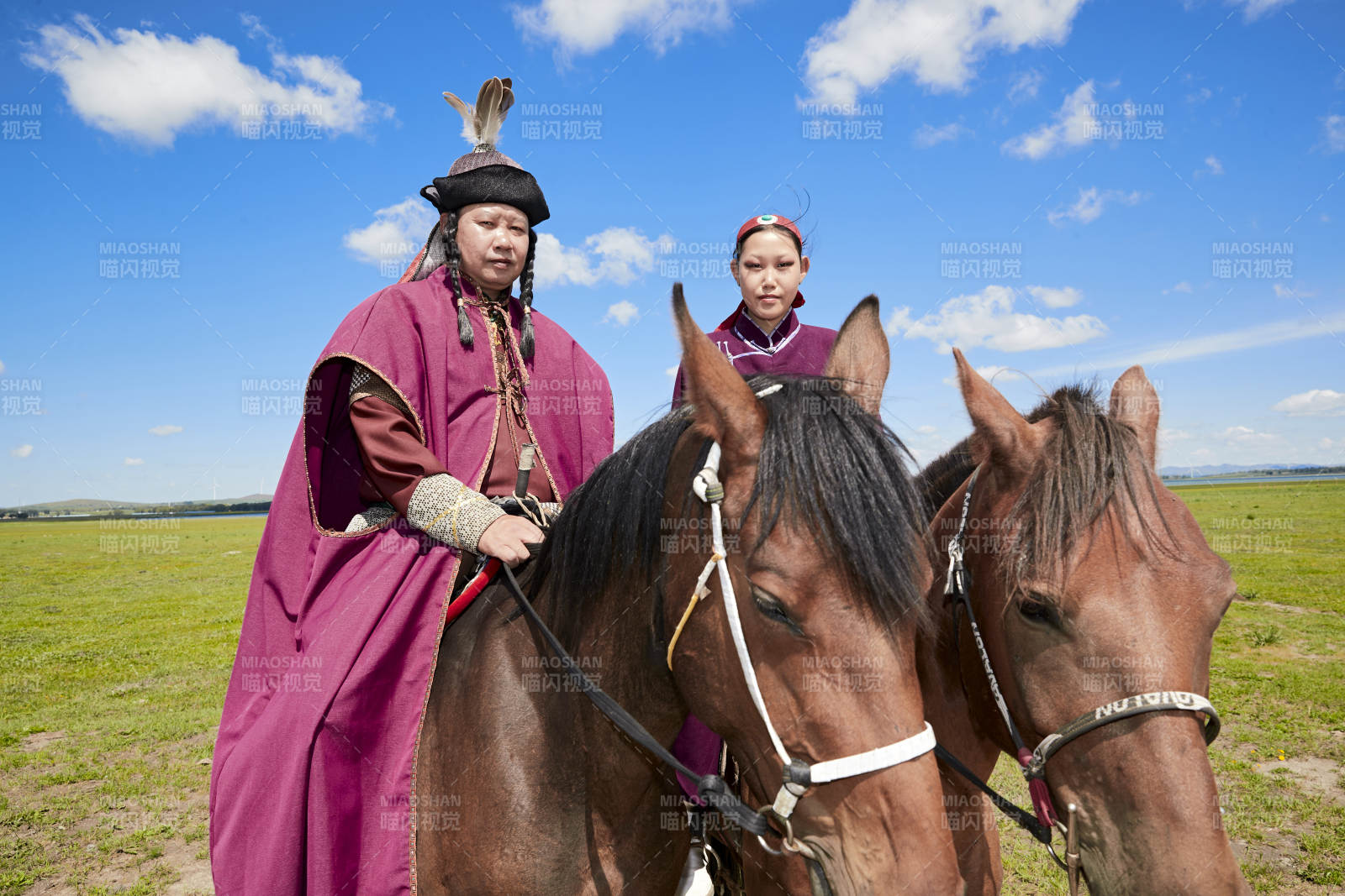 草原那達慕大會上騎著馬的蒙古演員