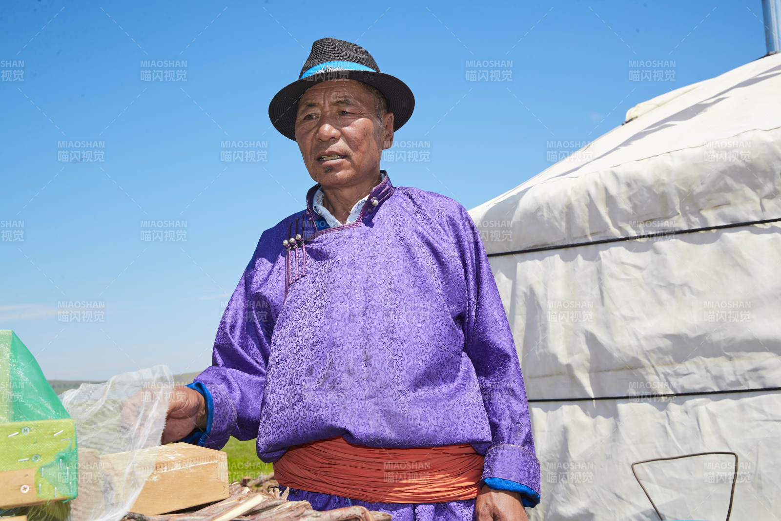 在蒙古包內用傳統(tǒng)工藝熬煮蒙族奶茶的過程