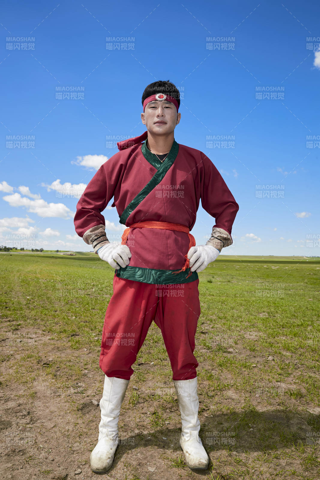 草原上的蒙古族漢子騎手