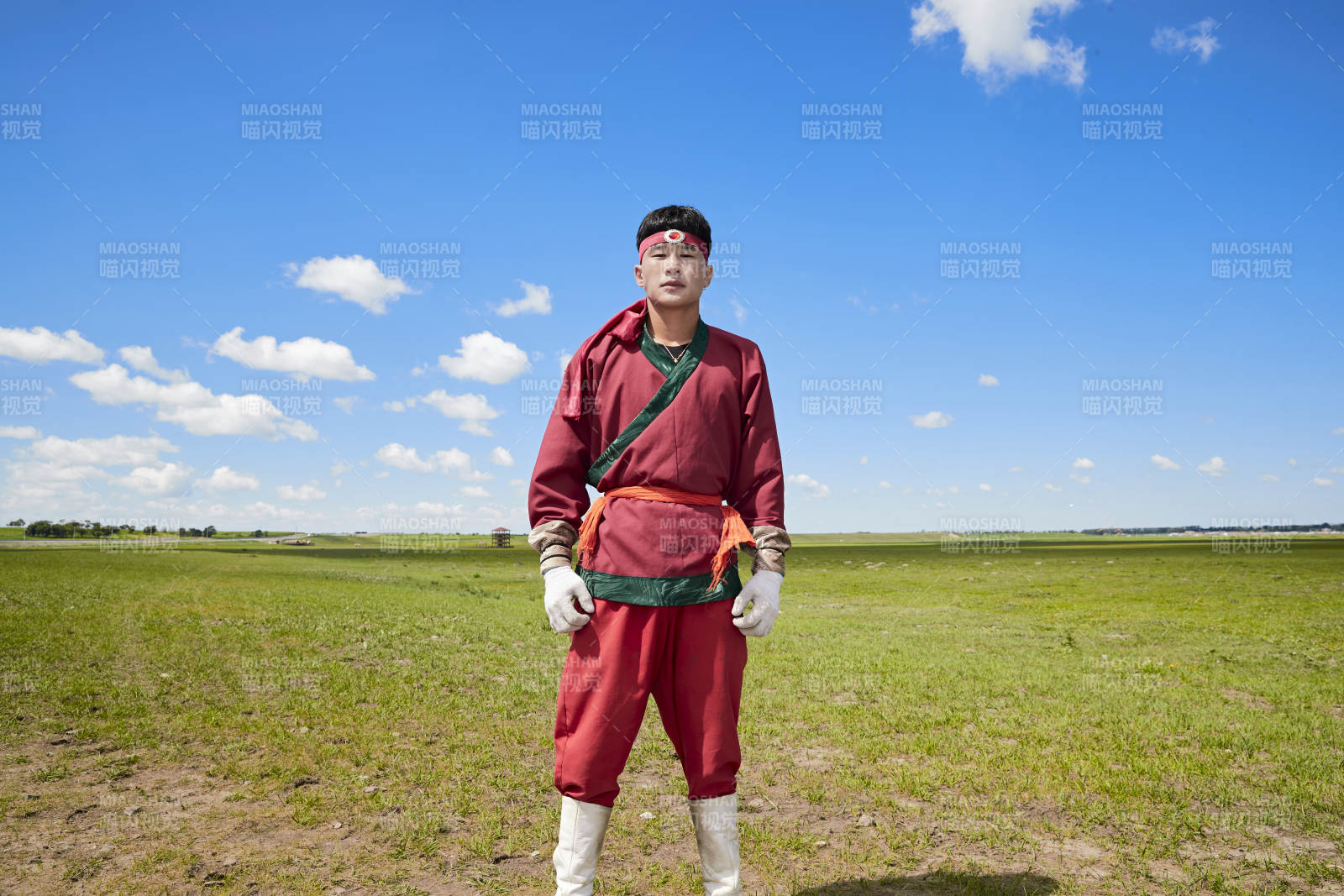 草原上的蒙古族漢子騎手