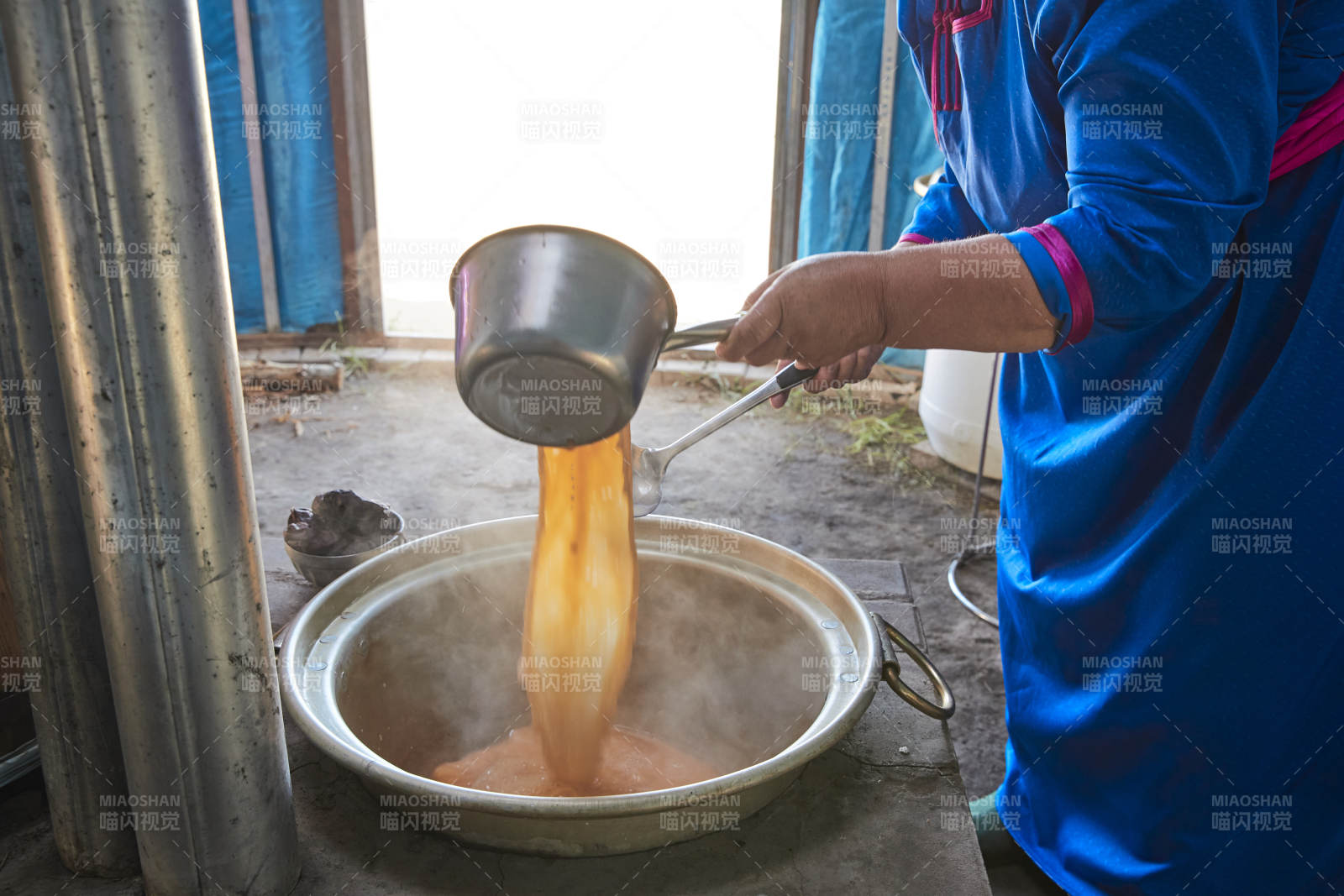 在蒙古包內用傳統工藝熬煮蒙族奶茶的過程