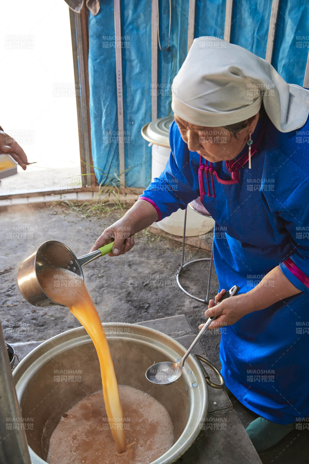 在蒙古包內用傳統工藝熬煮蒙族奶茶的過程