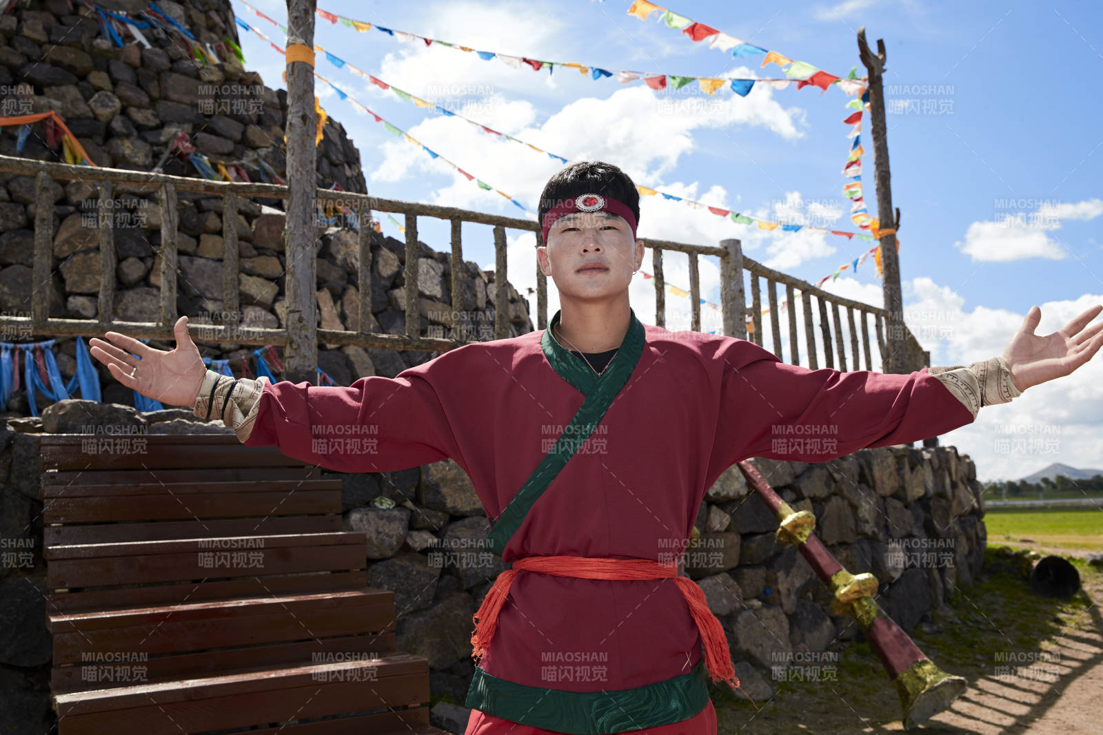 草原上的蒙古族漢子騎手