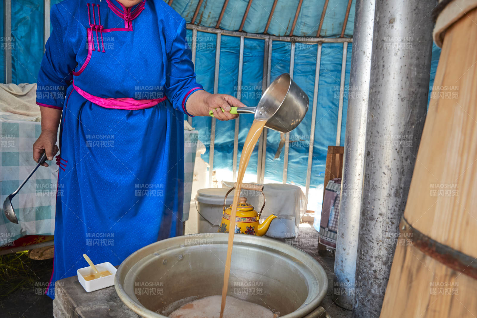 在蒙古包內用傳統工藝熬煮蒙族奶茶的過程