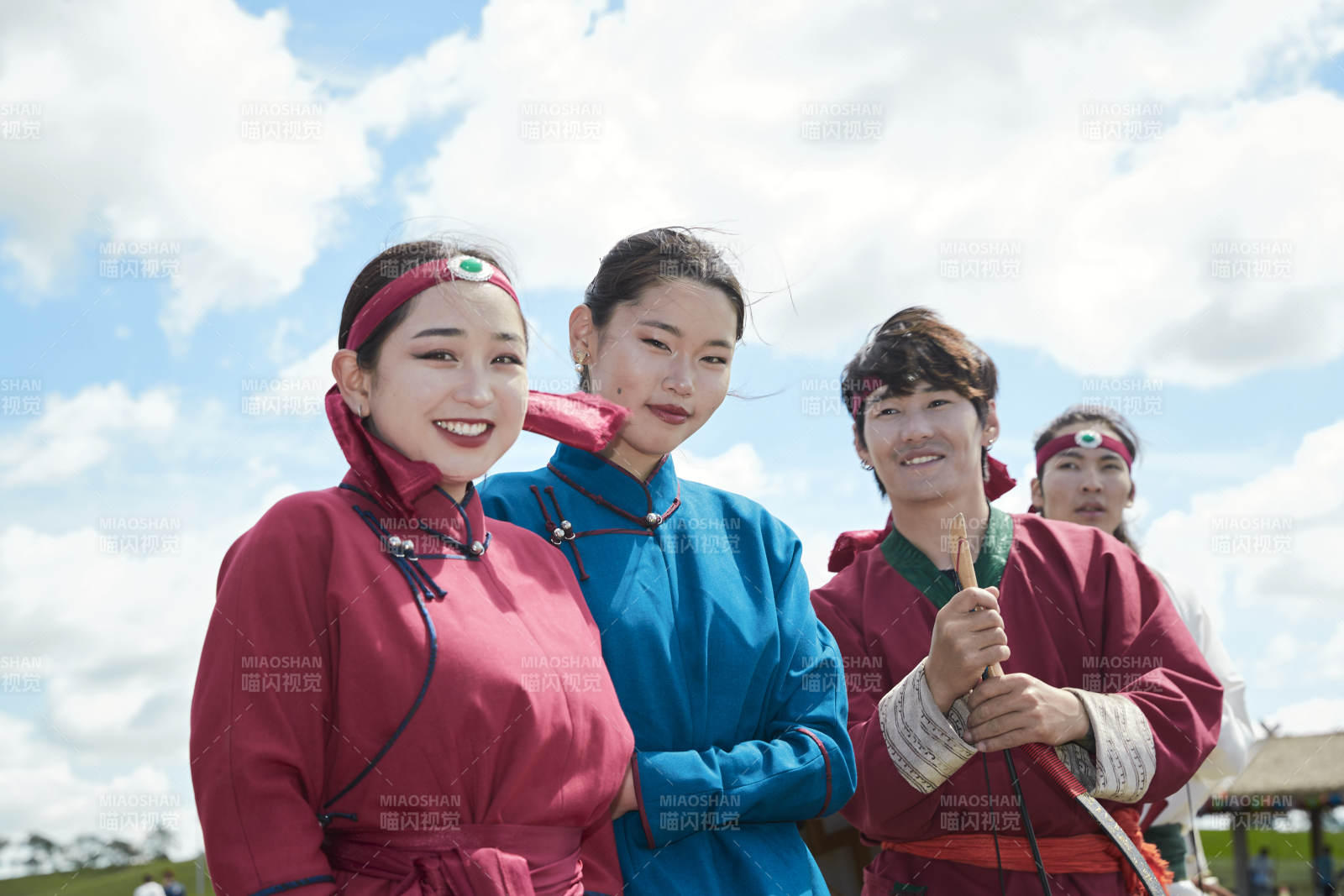 那達慕大會上表演的蒙古族傳統舞蹈演員