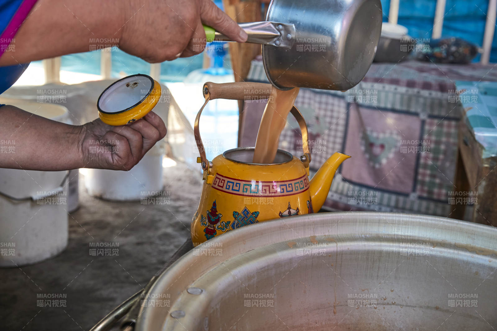 在蒙古包內用傳統工藝熬煮蒙族奶茶的過程