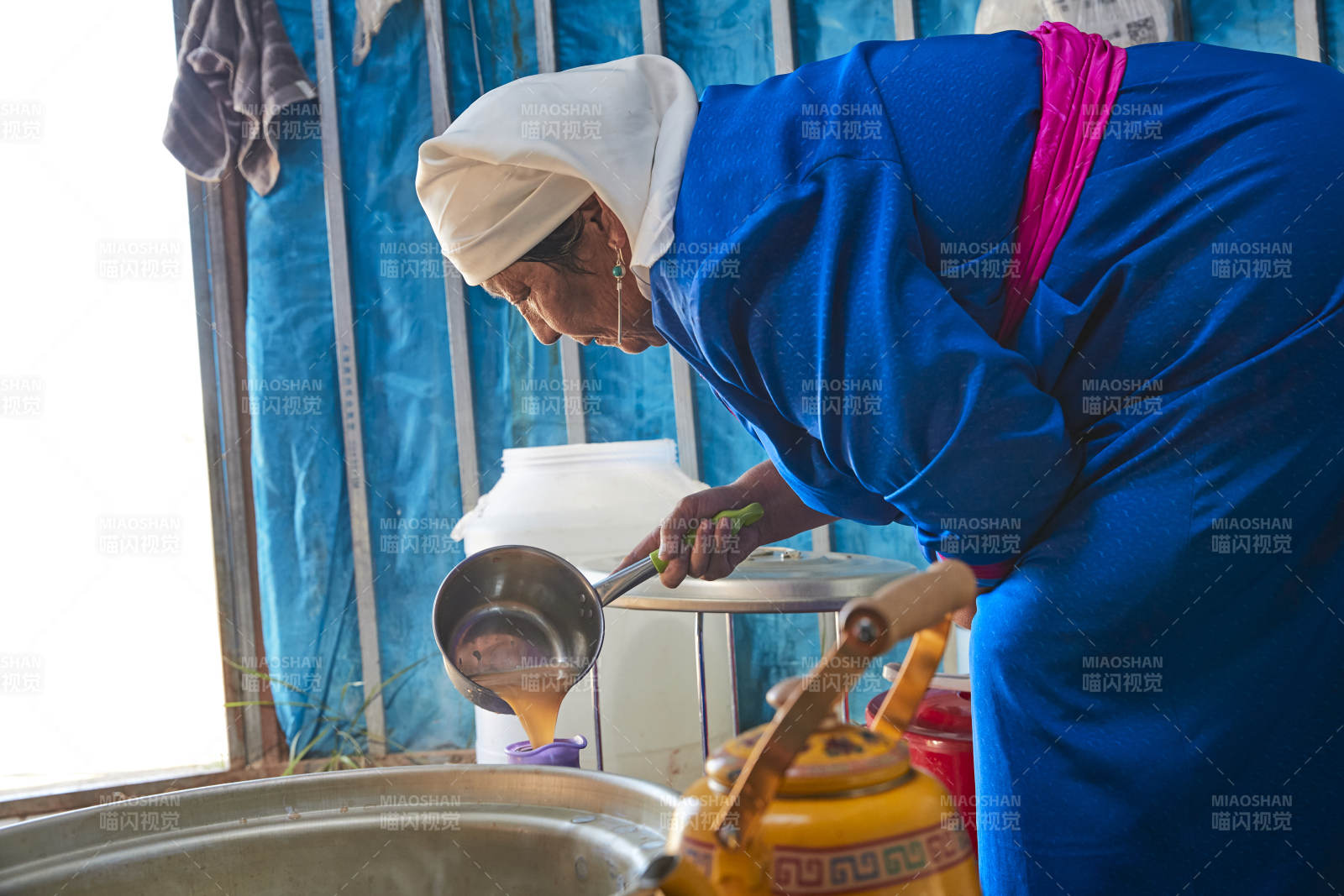 在蒙古包內用傳統工藝熬煮蒙族奶茶的過程
