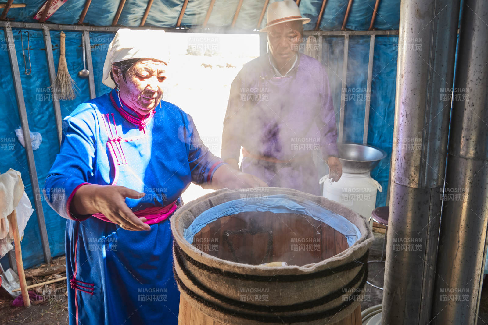 在蒙古包內用傳統工藝蒸餾奶酒的過程