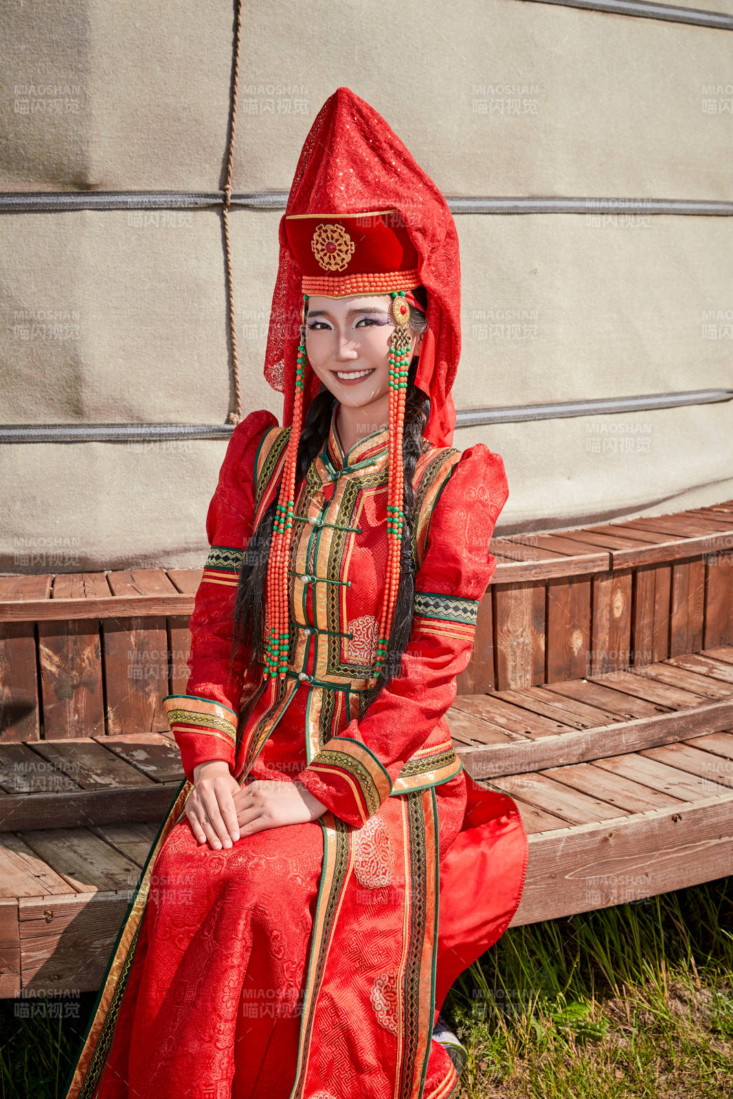 蒙古包前穿蒙古族饰的蒙古国新娘