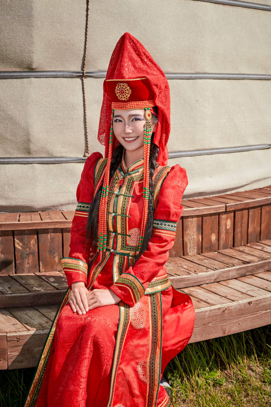 蒙古包前穿蒙古族饰的蒙古国新娘