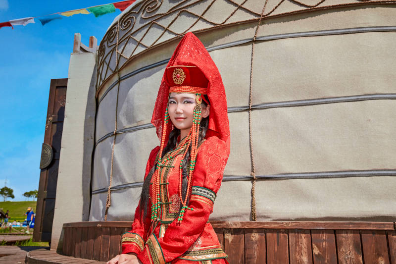 蒙古包前穿蒙古族饰的蒙古国新娘
