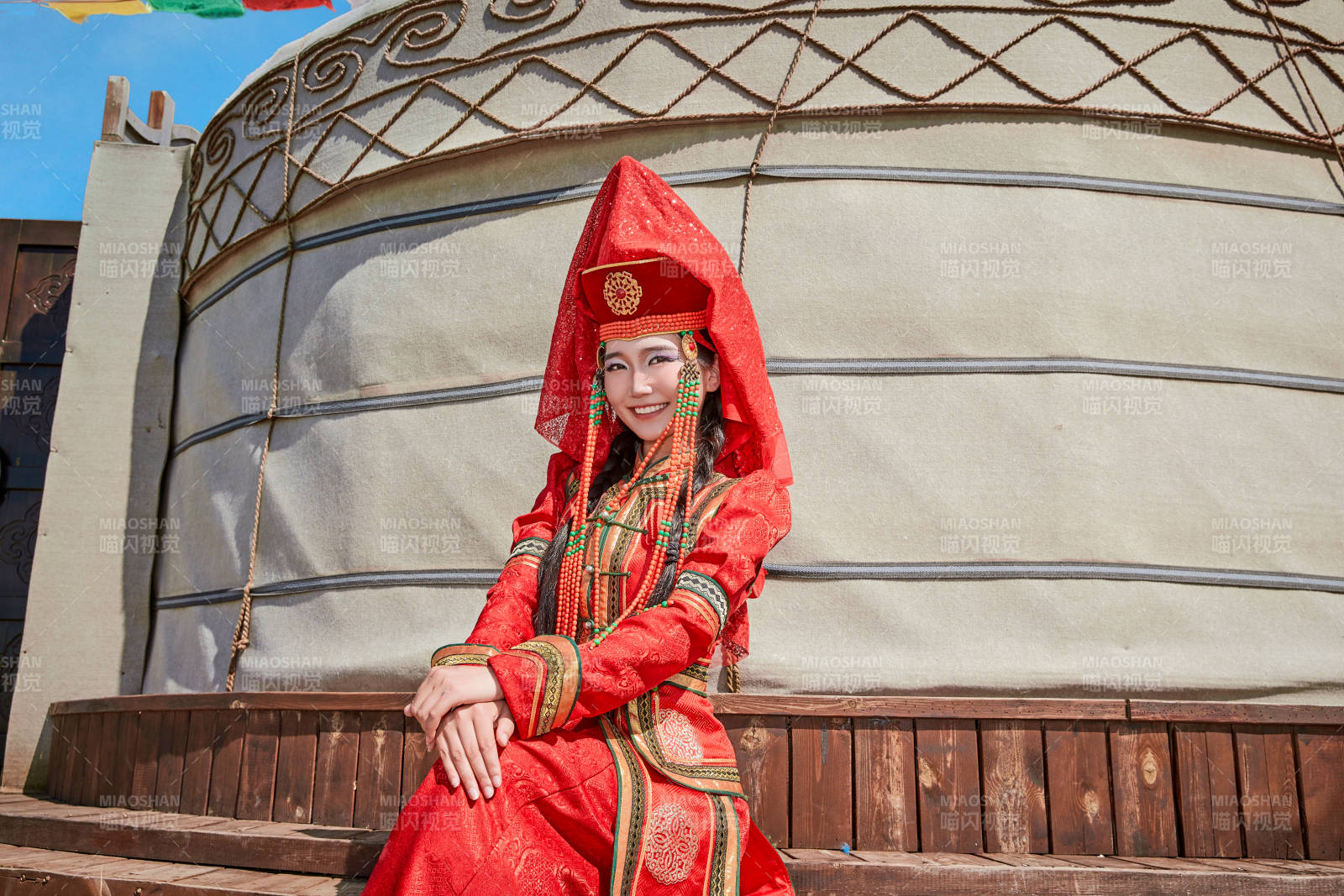 蒙古包前穿蒙古族飾的蒙古國新娘