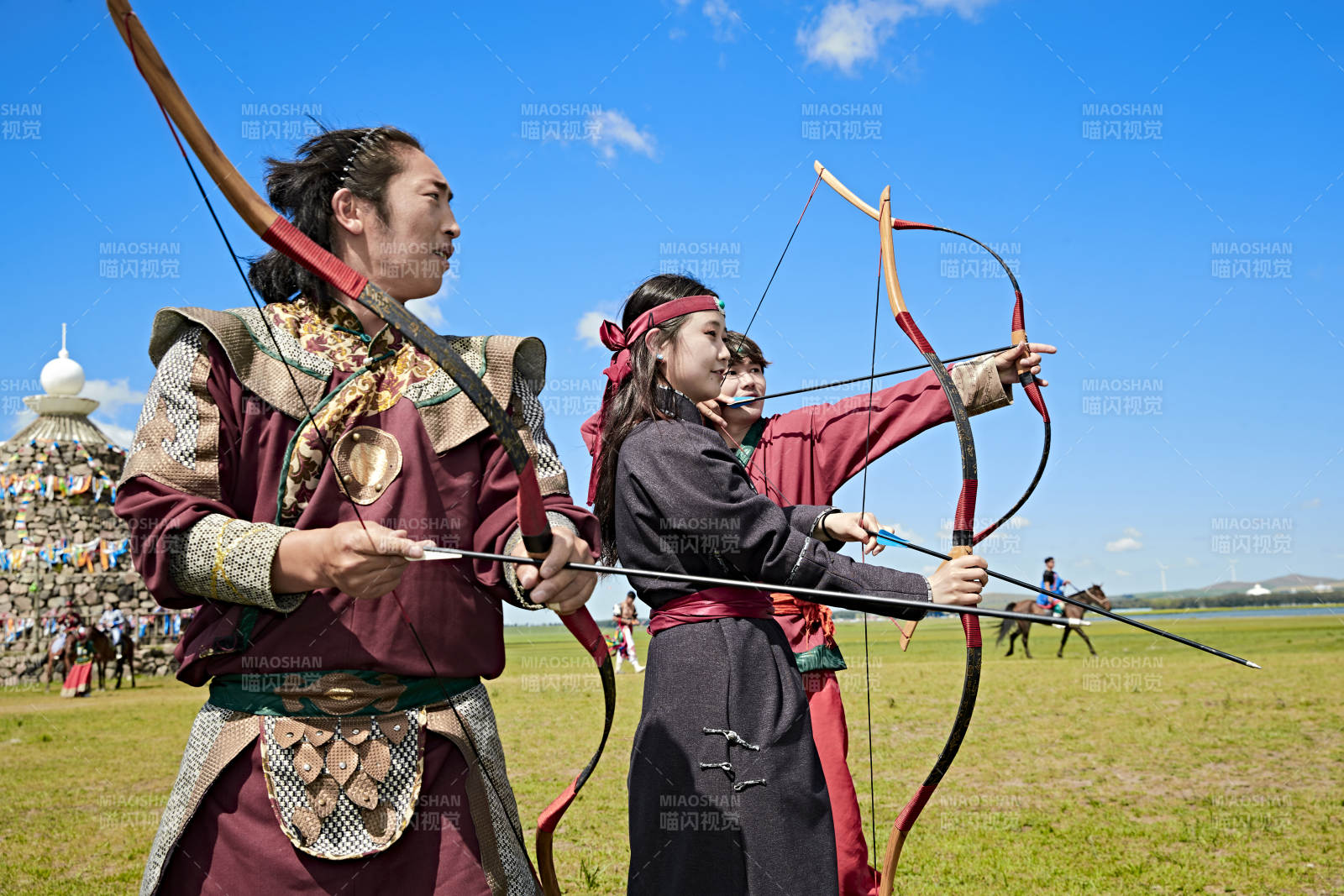 草原那達慕大會上的蒙古弓箭手
