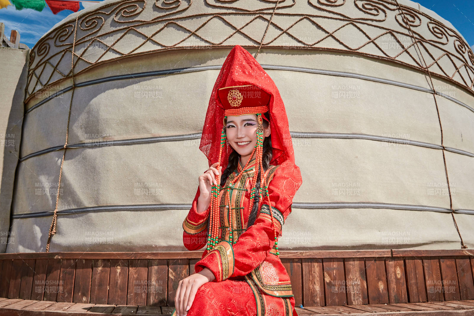 蒙古包前穿蒙古族飾的蒙古國新娘