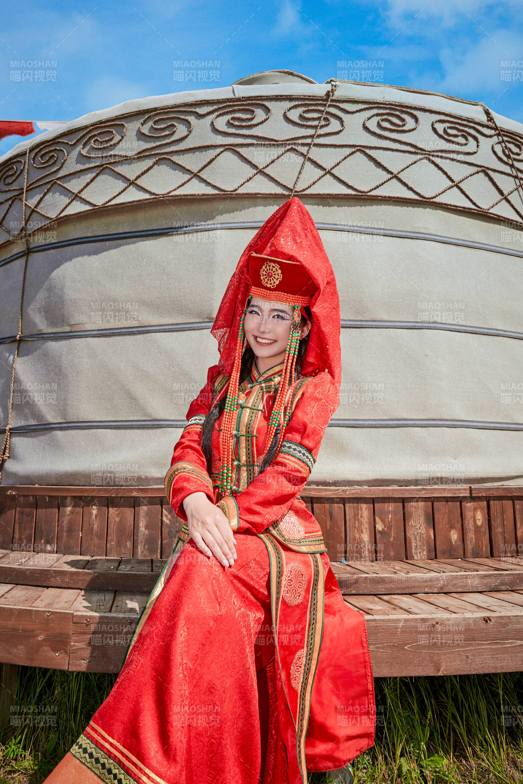 蒙古包前穿蒙古族飾的蒙古國(guó)新娘