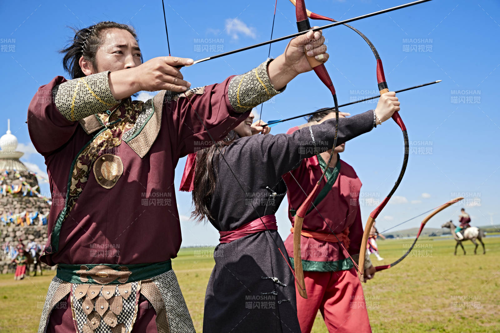 草原那達(dá)慕大會(huì)上的蒙古弓箭手