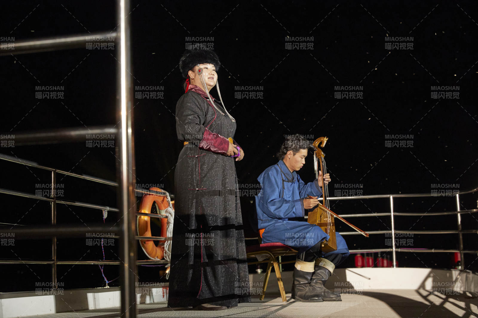 蒙古族婚禮上拉馬頭琴與演唱呼麥的演員