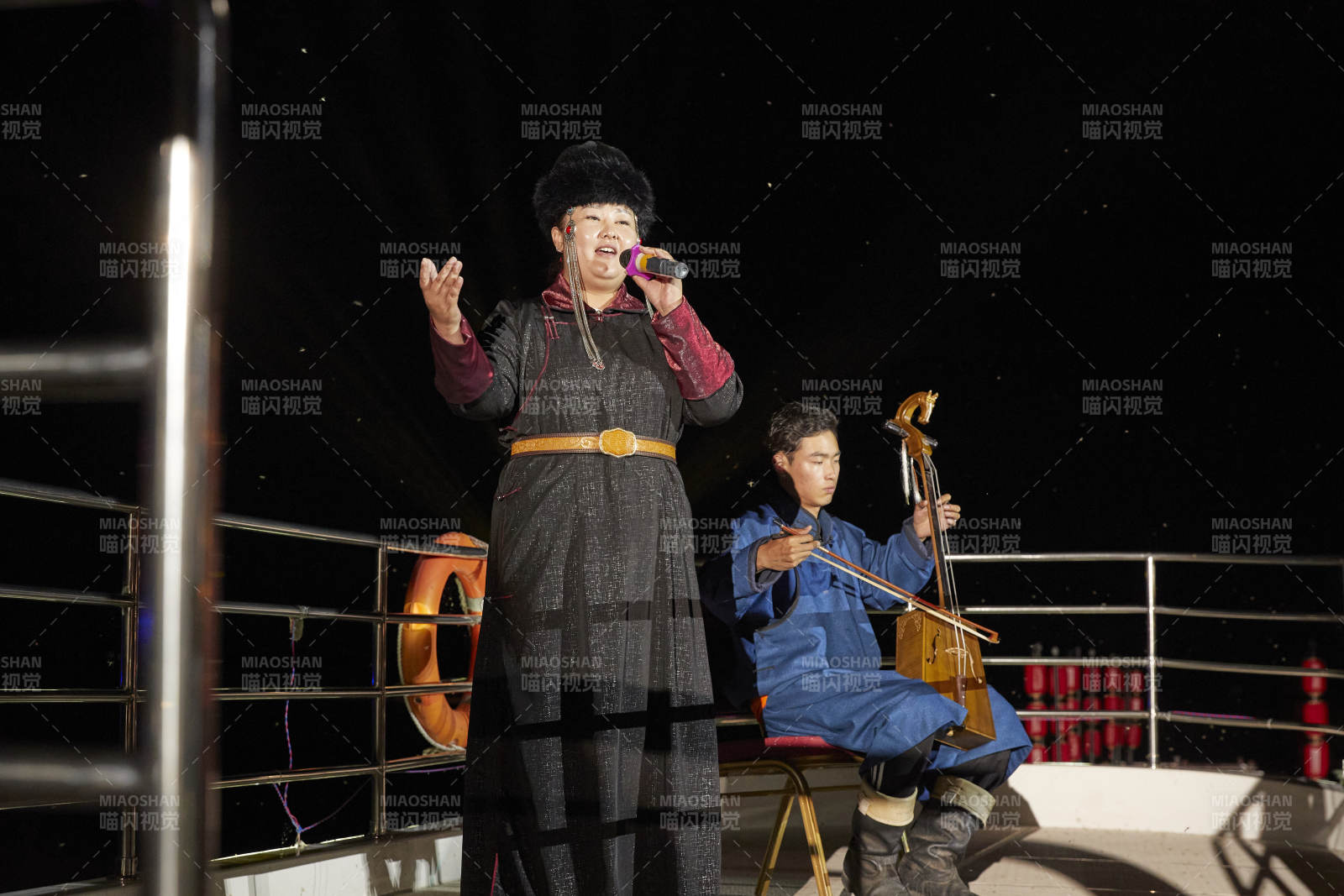 蒙古族婚禮上拉馬頭琴與演唱呼麥的演員