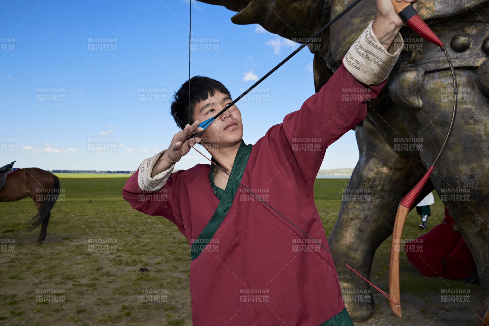 草原那達慕大會上的蒙古弓箭手