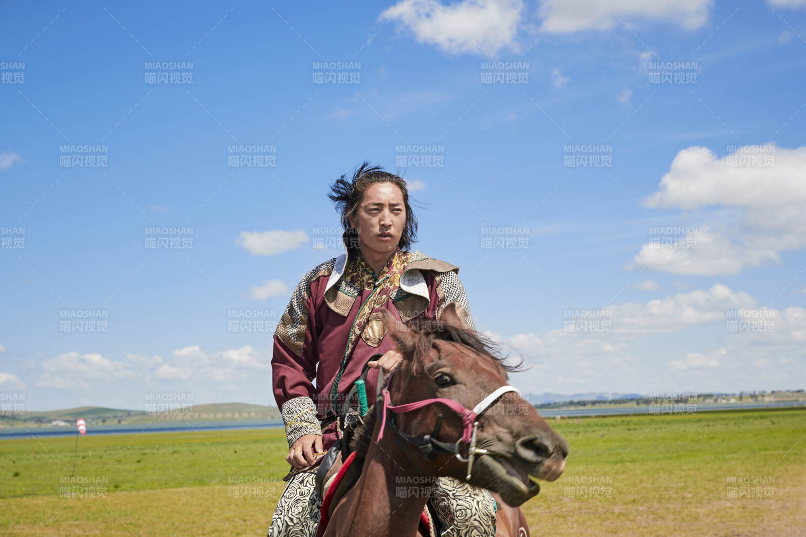 草原那达慕大会上骑着马的蒙古演员
