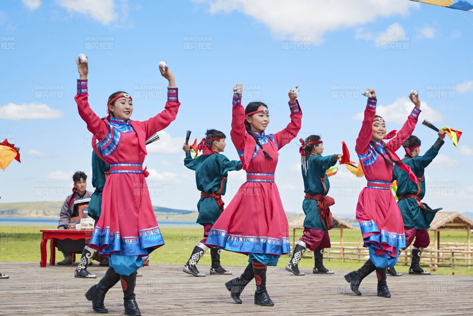 那達慕大會上表演的蒙古族傳統舞蹈