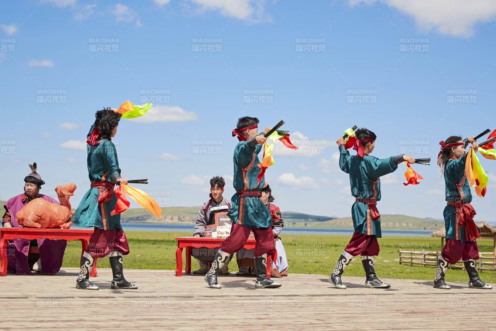 那達慕大會上表演的蒙古族傳統舞蹈